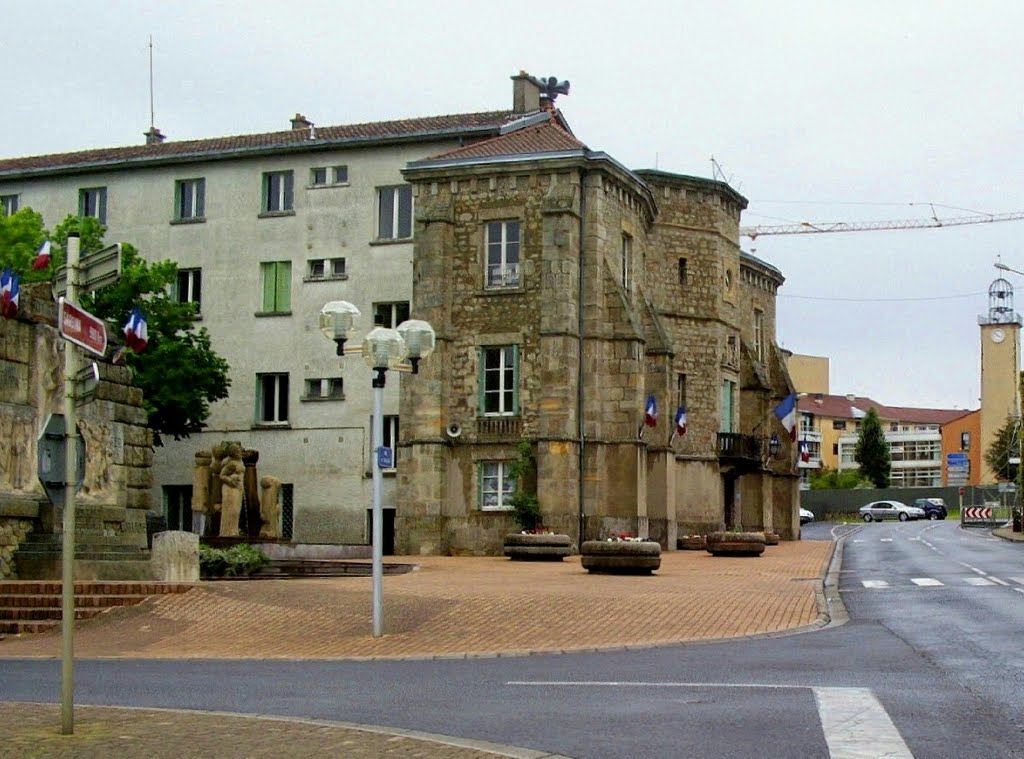 Lezoux - La mairie et sa façade classée by epaulard59