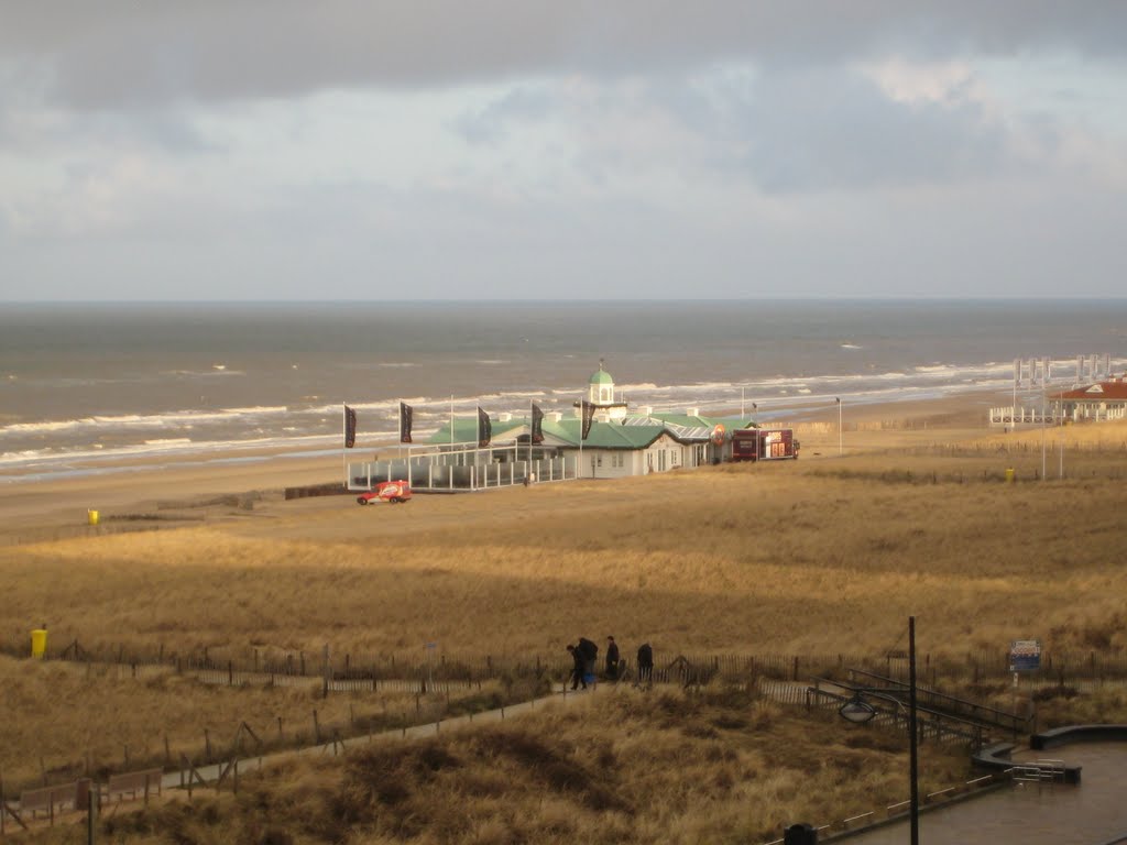 Noordwijk beach, view from Golden Tulip Hotel by pietpatatje