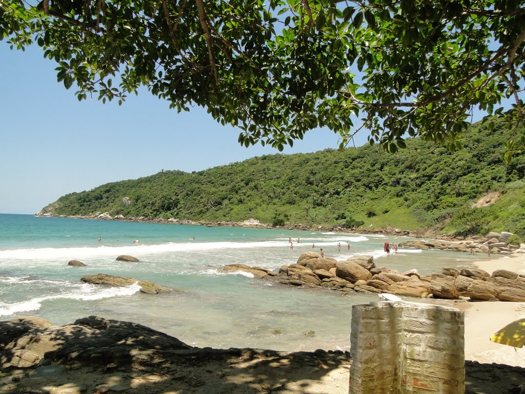 Praia Retiro dos Padres em Bombinhas, SC. by Ricardo Mercadante