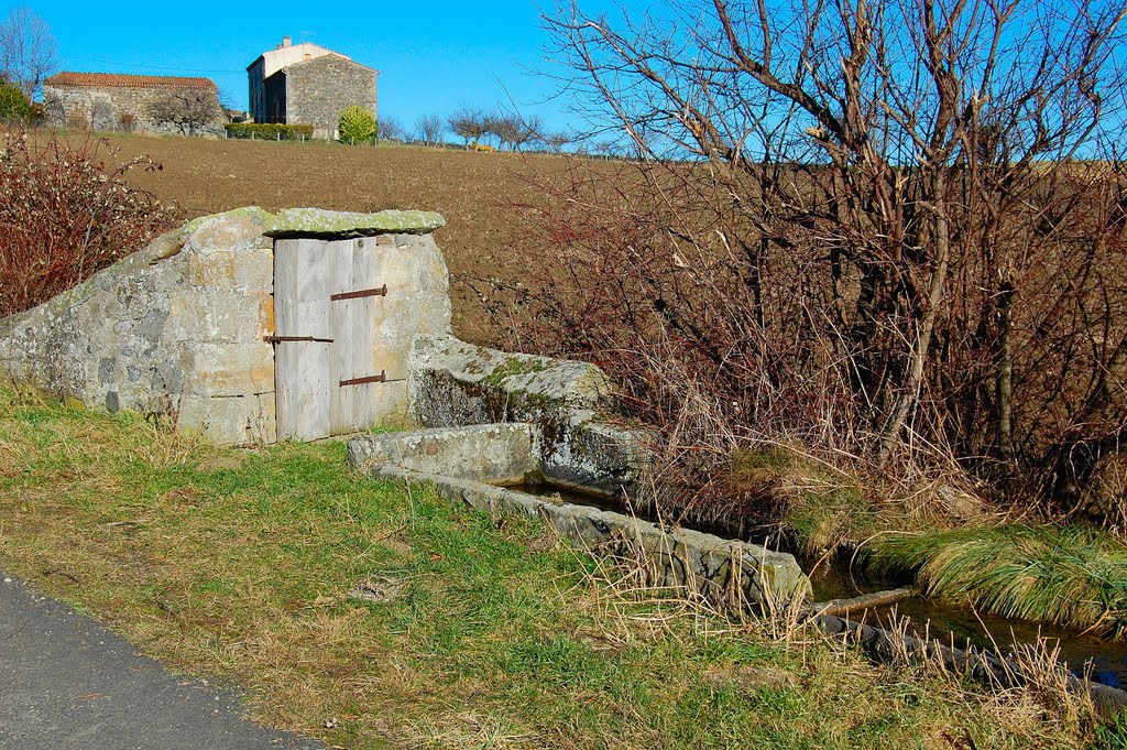 Puits-abreuvoir à Montmorin by Les Argonautes