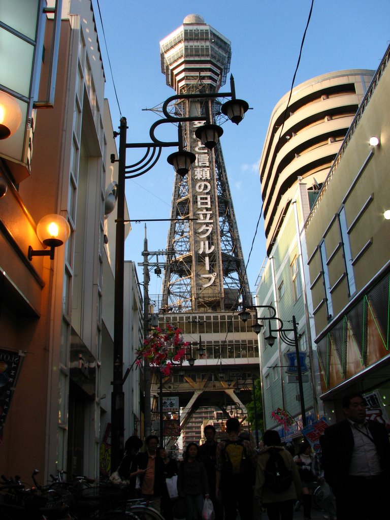 Torre Tsutenkaku by Luis Marcano