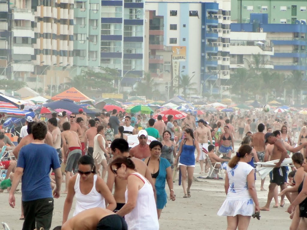 Meia-Praia lotada, em Itapema, SC. by Ricardo Mercadante