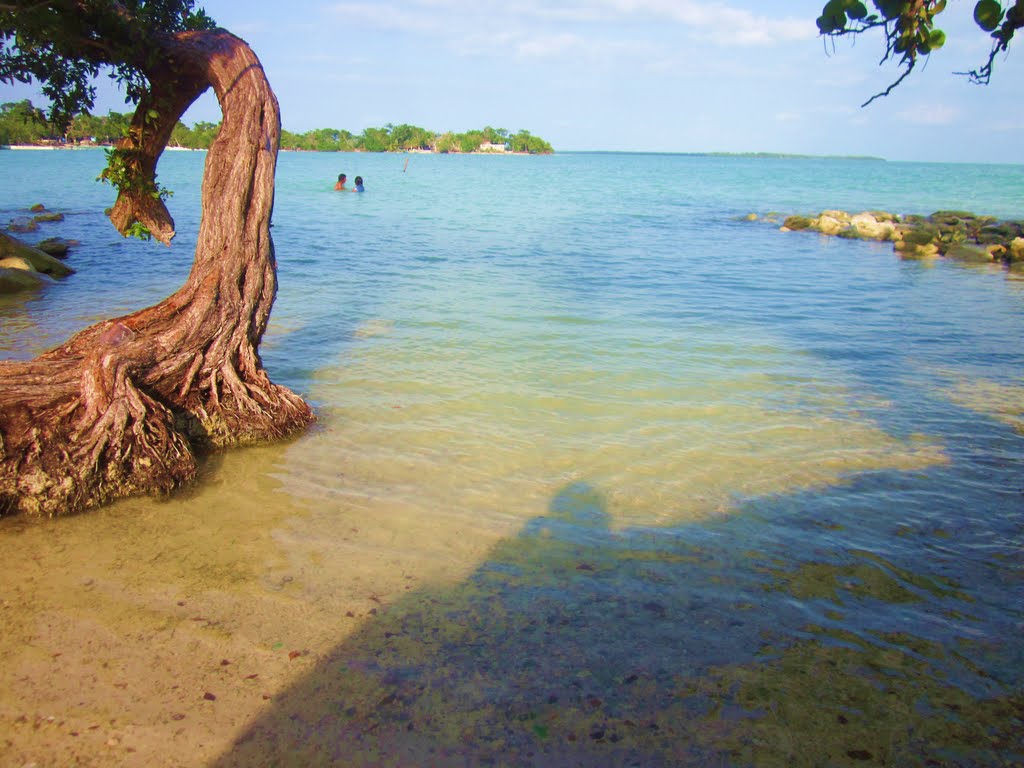 Playas en Calderitas, al atardecer. by holachetumal