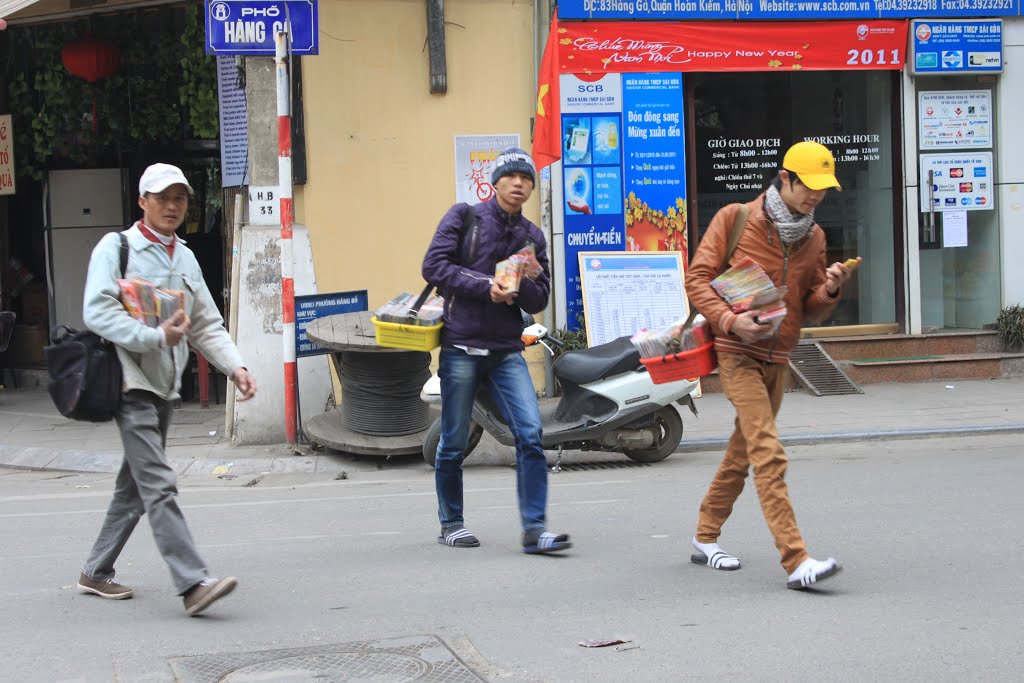 Các chiến sỹ trên Mặt trận Văn hóa ( đi bán đĩa nhạc) by Đăng Định