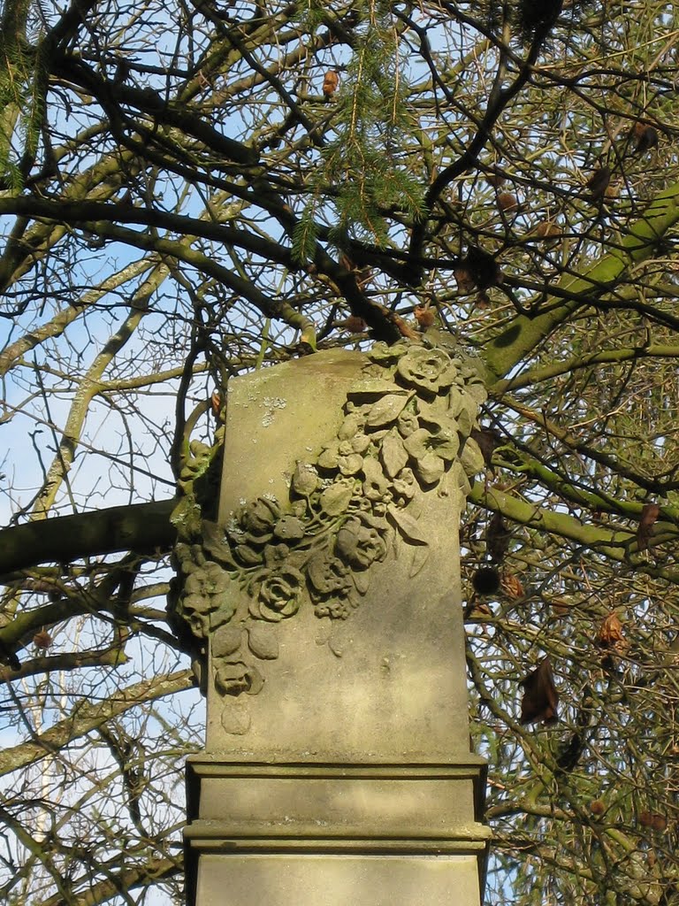 Grabmal für einen jungen Menschen (abgebrochene Säule) by Astrid Hilt