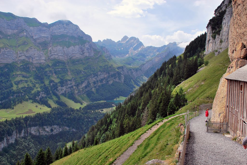 Blick v. Gasthaus Äscher Wildkirchli zum Seealpsee, unterhalb der Ebenalp by Nokin 531