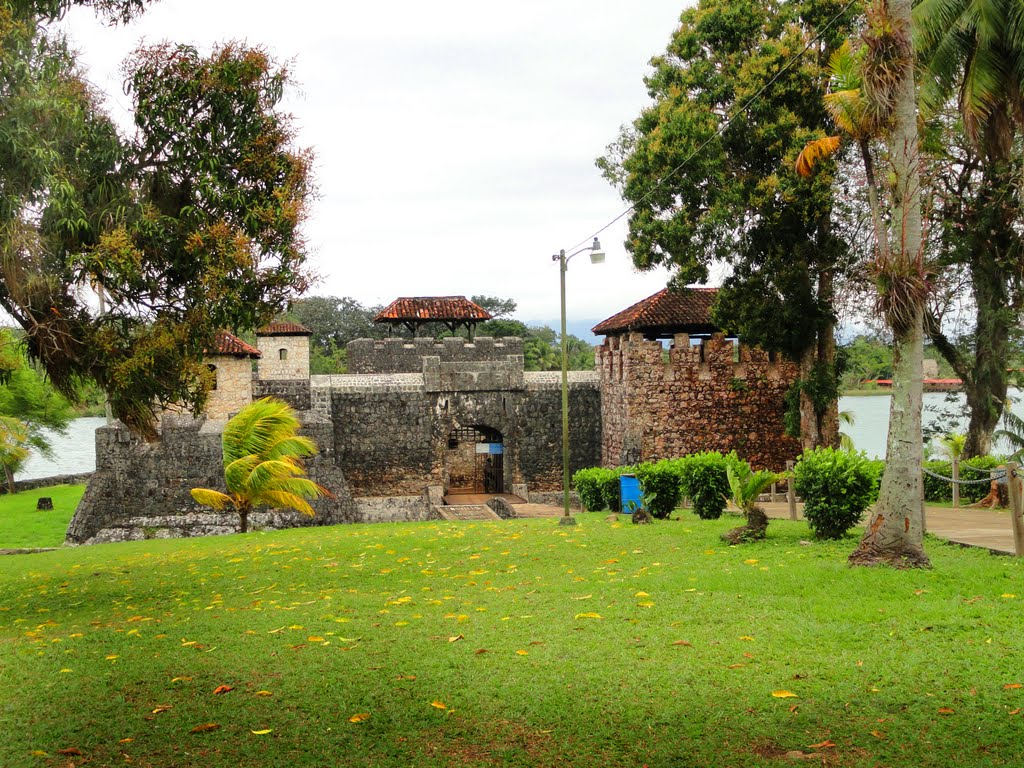 Castillo De San Felipe by HENCER OLIVA