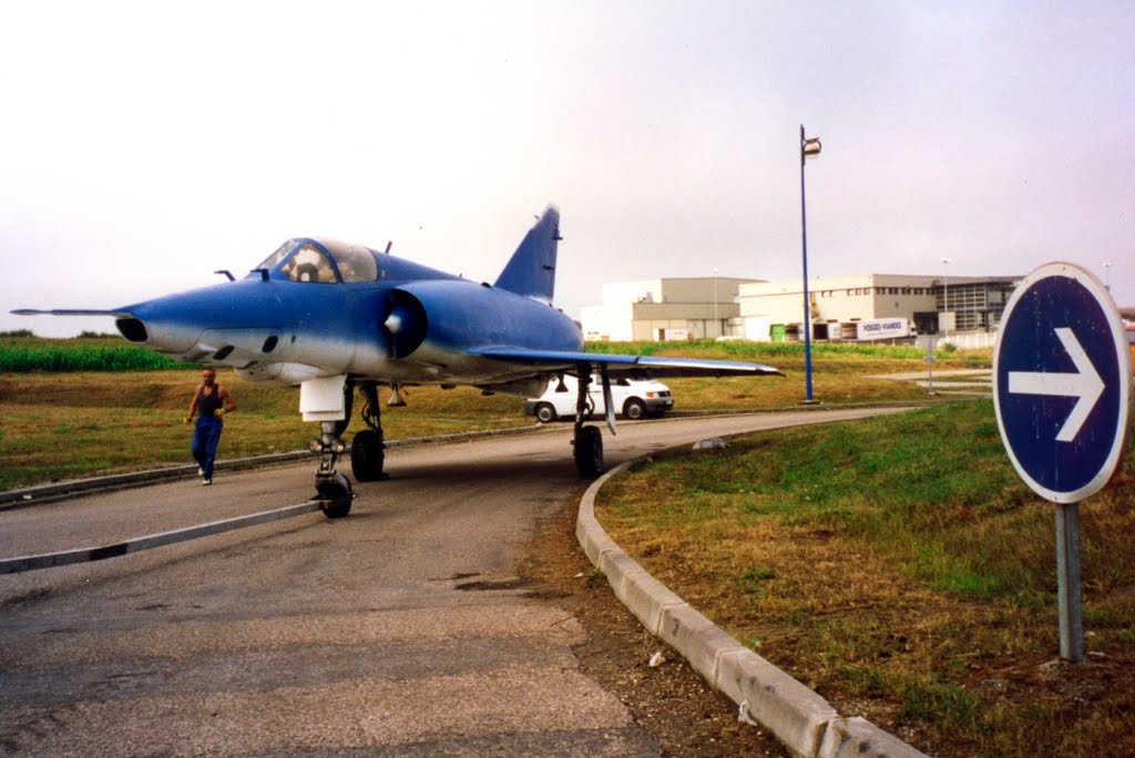 1998 Déplacement du Mirage 3R de son premier emplacement,au rond-point de Baudricourt. by Loic Houart