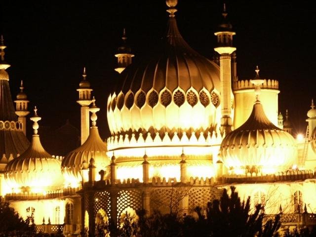 Brighton United Kingdom - The Royal Pavilion Brighton . Η θερινή κατοικία χτίστηκε για τον βασιλιά George IV χρησιμοποιήθηκε επίσης από τον αδελφό του William IV και την ανηψιά του τη βασίλισσα Victoria. by 1- Βαγγέλης  Δούτσιος