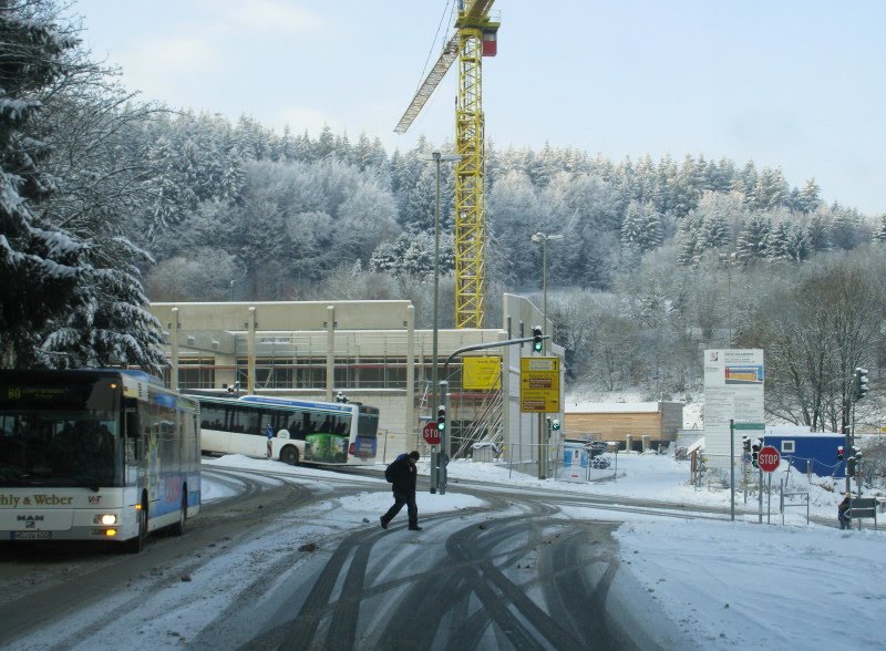 Straßenkreuzung, gefährlich für Fußgänger, weil hier ohne Zebrastreifen oder Fußgängerampel by 600m