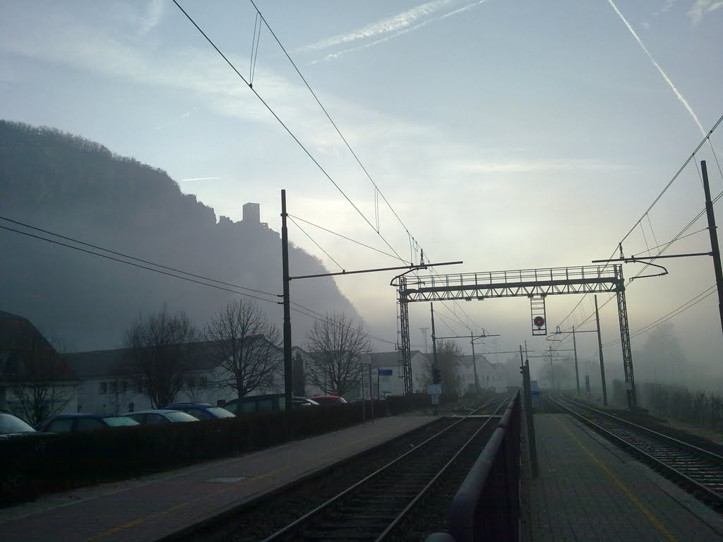 Bahnhof Terlan am Morgen by Julian Ceska