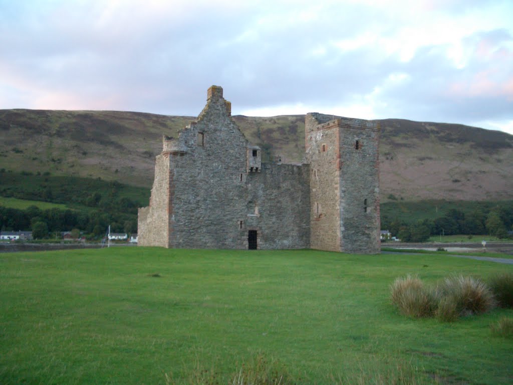 Lochranza Castle, isle of Arran. by RGT