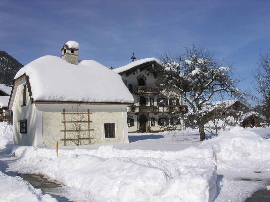 Ruhpolding: Das alte Backhaus vom Schwabenbauernhof by Klaus Danehl