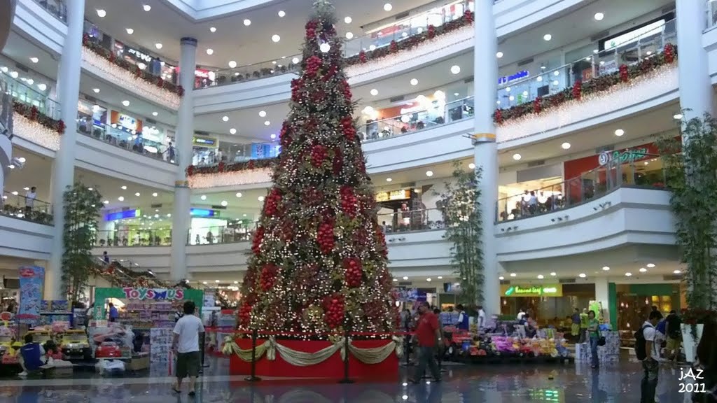 RPM Giant Christmas Tree (Robinsons Place Manila Midtown Wing) by Boxxer "jAz" Rose