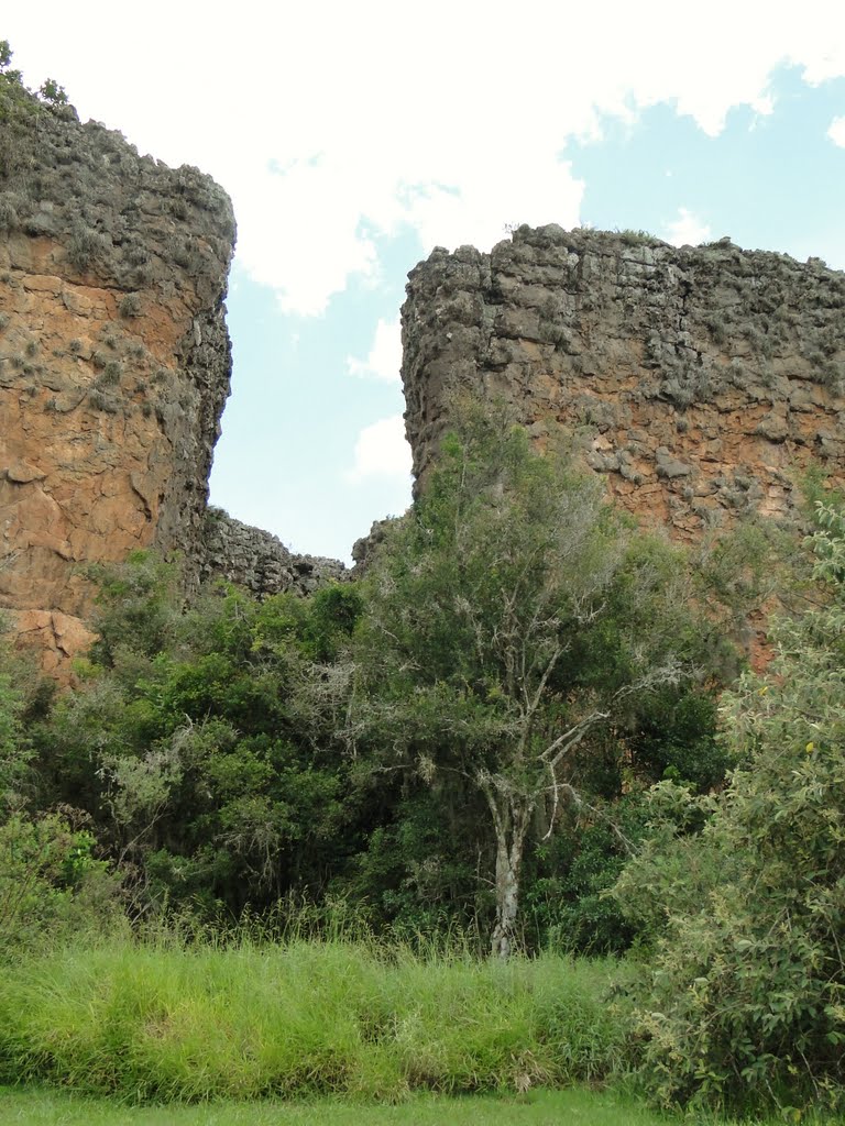 Vista dos paredões no Parque de Vila Velha em Ponta Grossa, PR. by Ricardo Mercadante