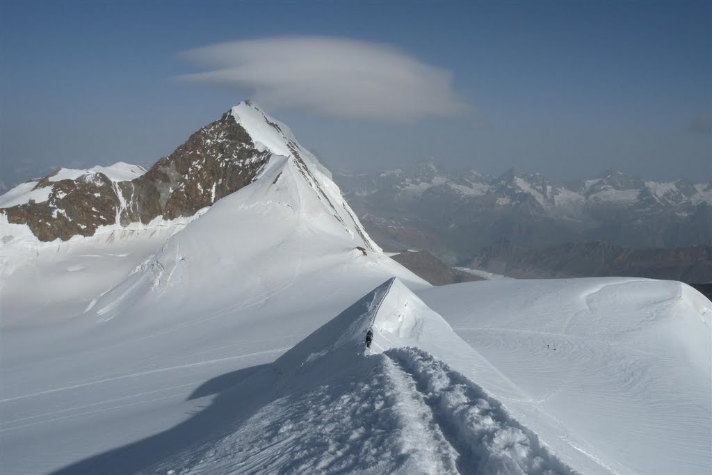 Au sommet du Ludwigshohe, Altitude 4341 m, vue sur le Liskamm, 2010 by Éric Auzolles