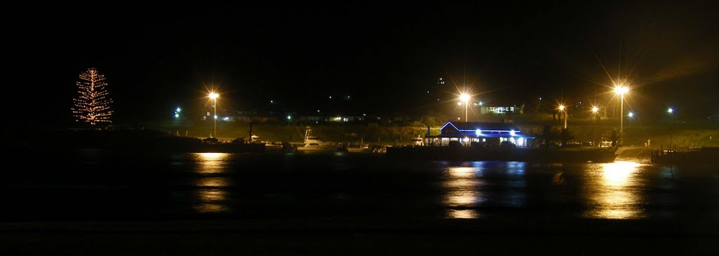 Kiama Harbour by nipper30