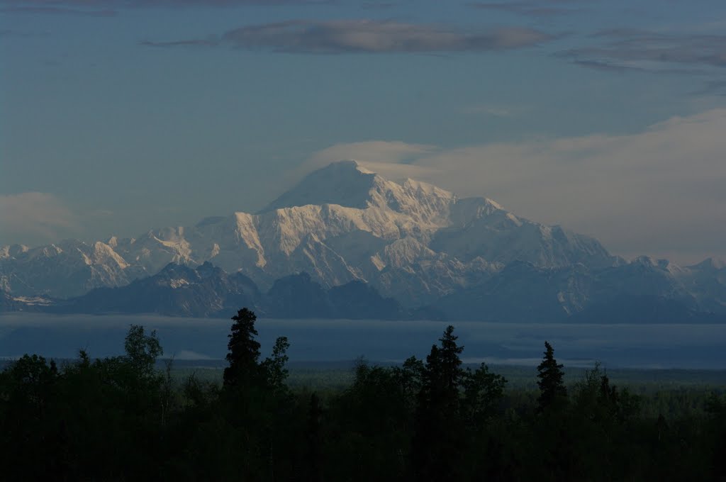 Mt. McKinley @ 5 a.m. by Kheezie