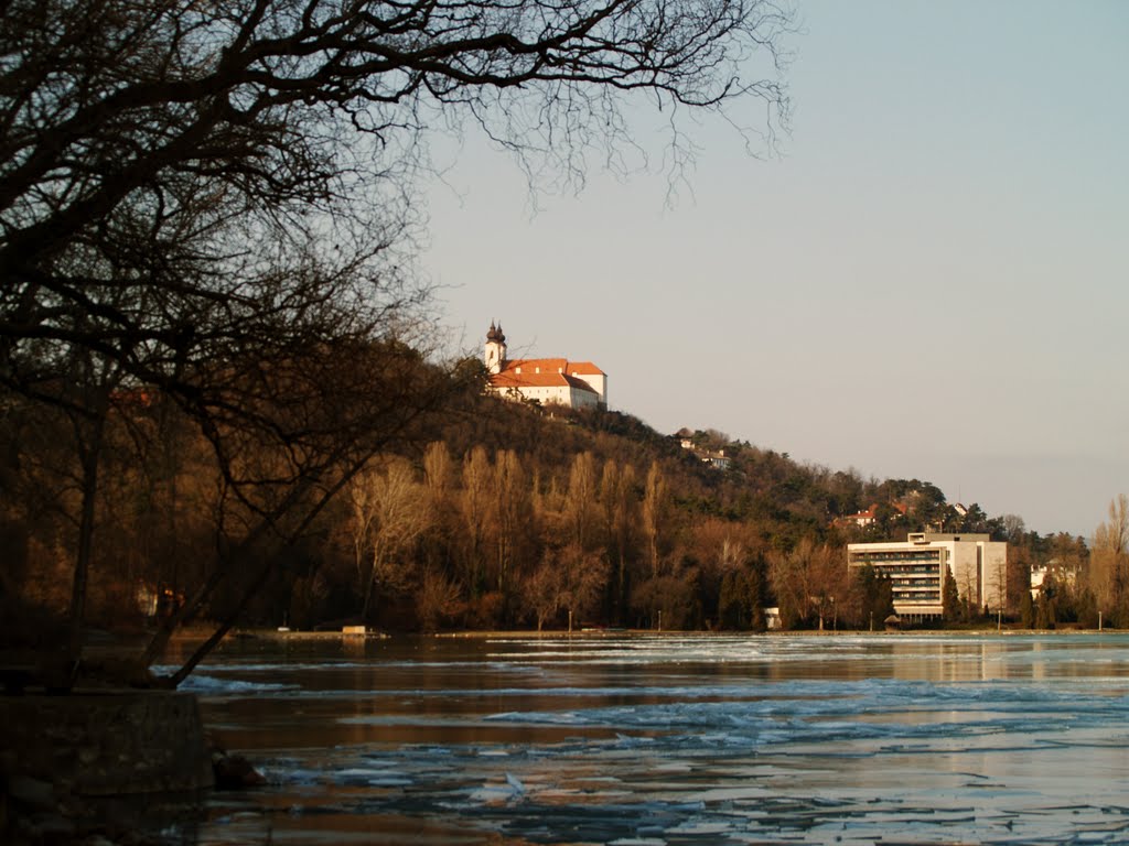 Tihanyi Apátság a parti útról by György Nehrer