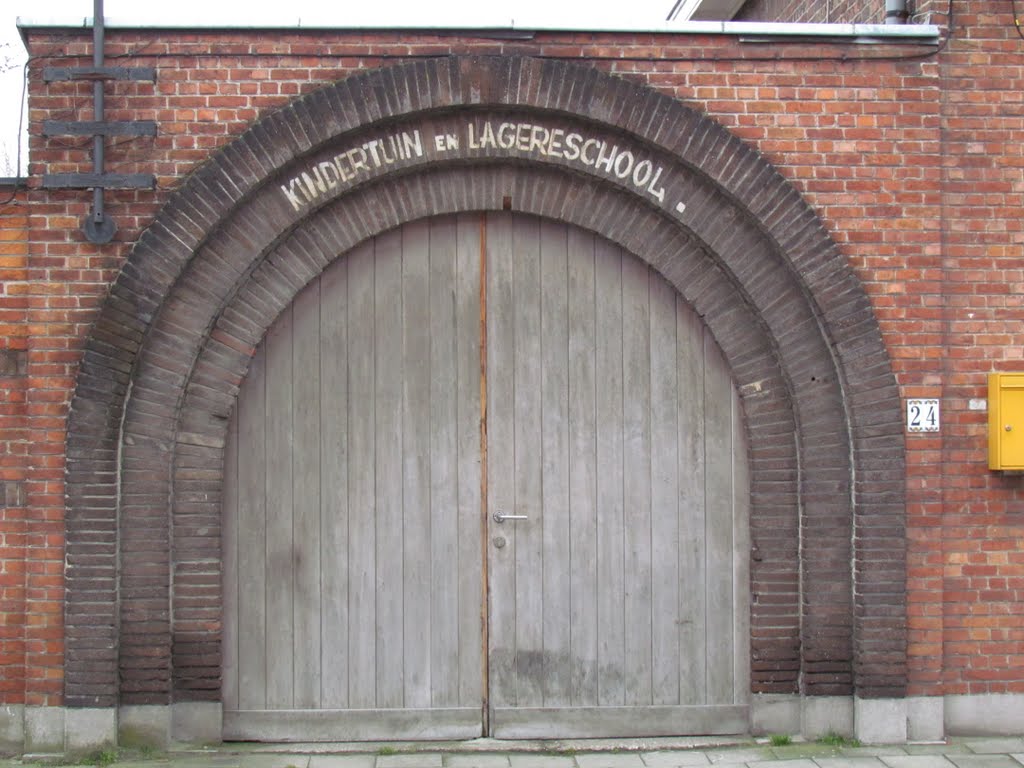 Belgium : Merelbeke : Old schoolbuilding "Heilig Hart school"(old entrance to the primary school) by tinawaldo