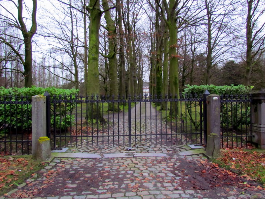 Belgium : Merelbeke :Castle"Ter Wallen" former " Castle Kerkhoek" and " Castle Vynck " the gate by tinawaldo