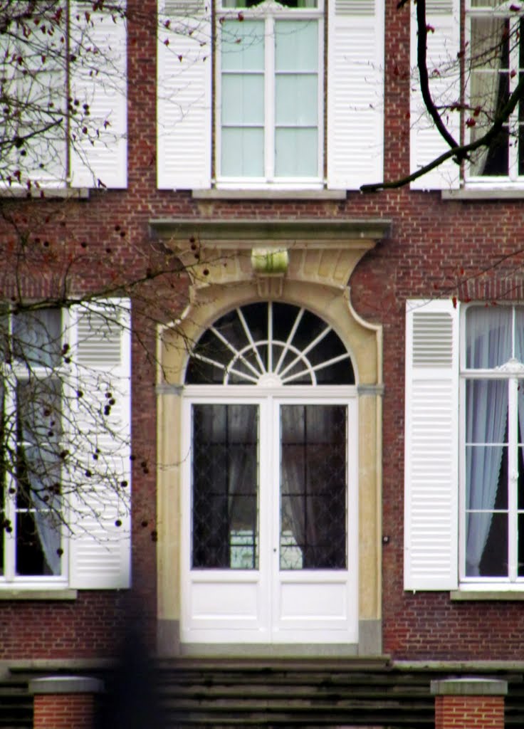 Belgium : Merelbeke :Castle"Ter Wallen" former " Castle Kerkhoek" and " Castle Vynck " the main entrance door by tinawaldo