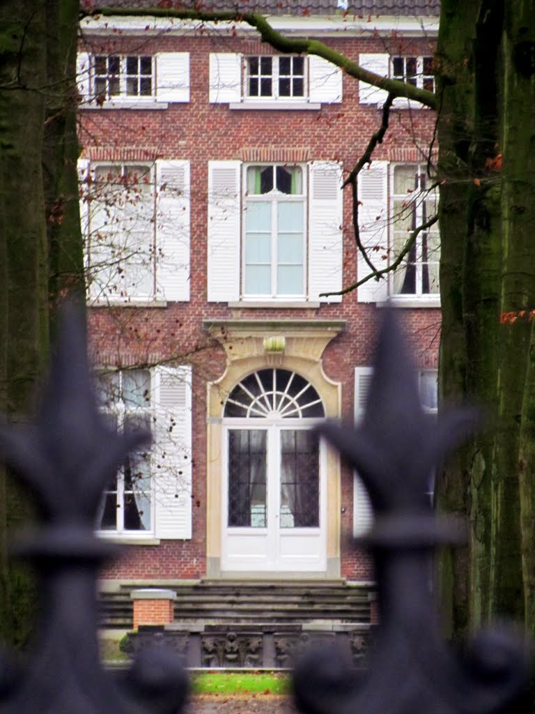 Belgium : Merelbeke :Castle"Ter Wallen" former " Castle Kerkhoek" and " Castle Vynck " beautifull entrace door. by tinawaldo