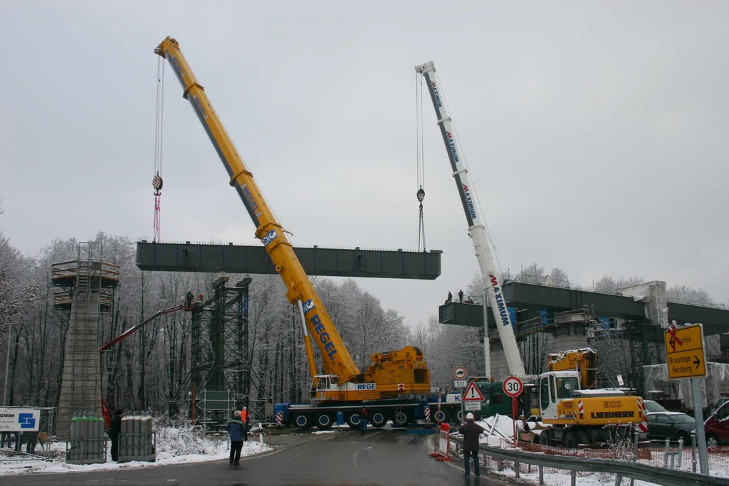 Brückenträger wird über die Fahrbahn eingeschwenkt by chrima46