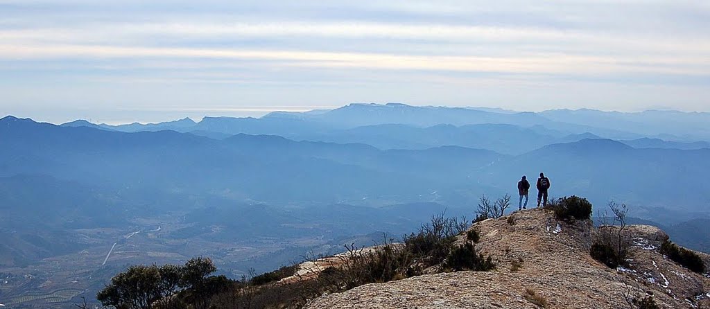 Vista des del cim de Roca Corbatera. El mar, al fons. by Marcel Puig Puig