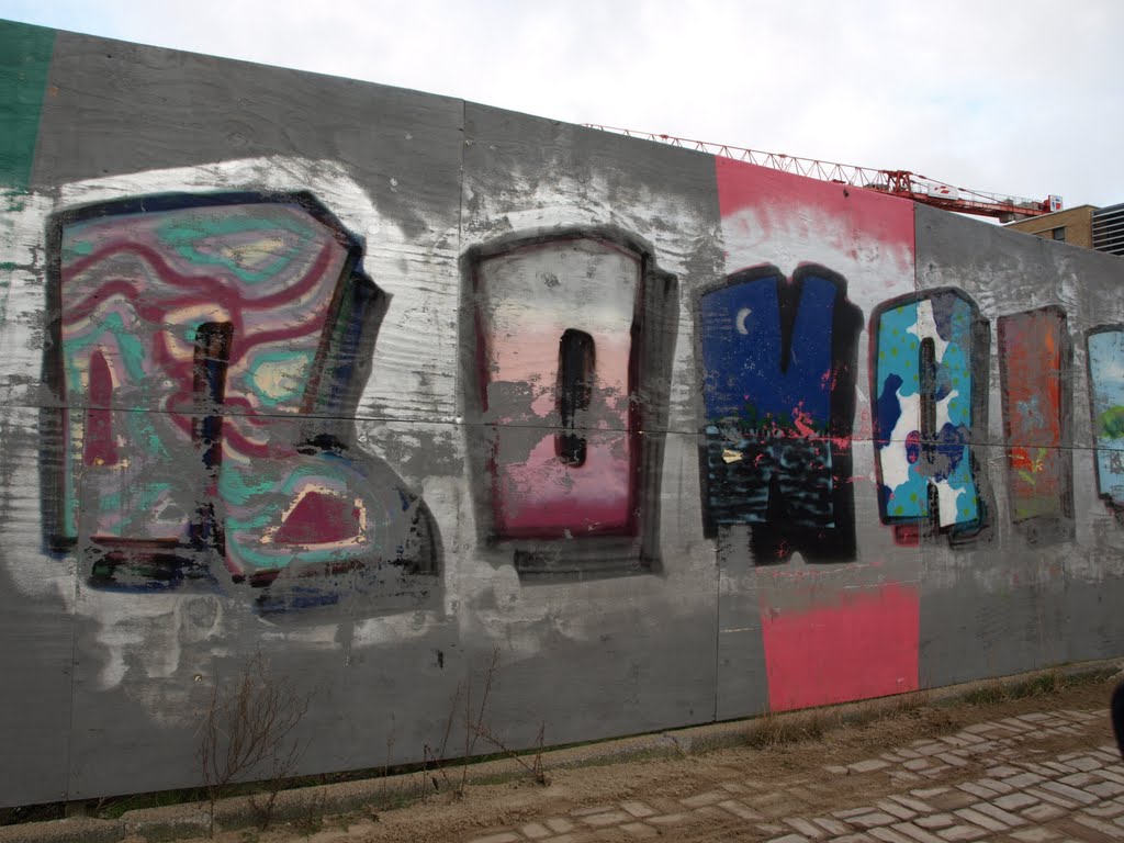 Graffiti bij de Oranje Vrijstaatkade. by Hans R. van der Woud…