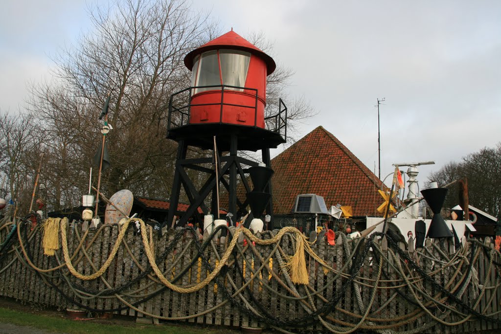 Toren en met touw behangen tuinhek Schipbreuk en Juttersmuseum, Den Burg Texel. by Carl030nl