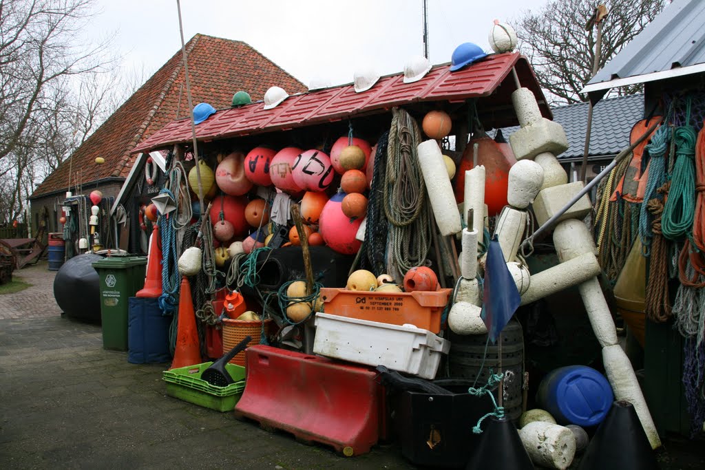 Plastieken Schipbreuk en Juttersmuseum, Den Burg Texel. by Carl030nl