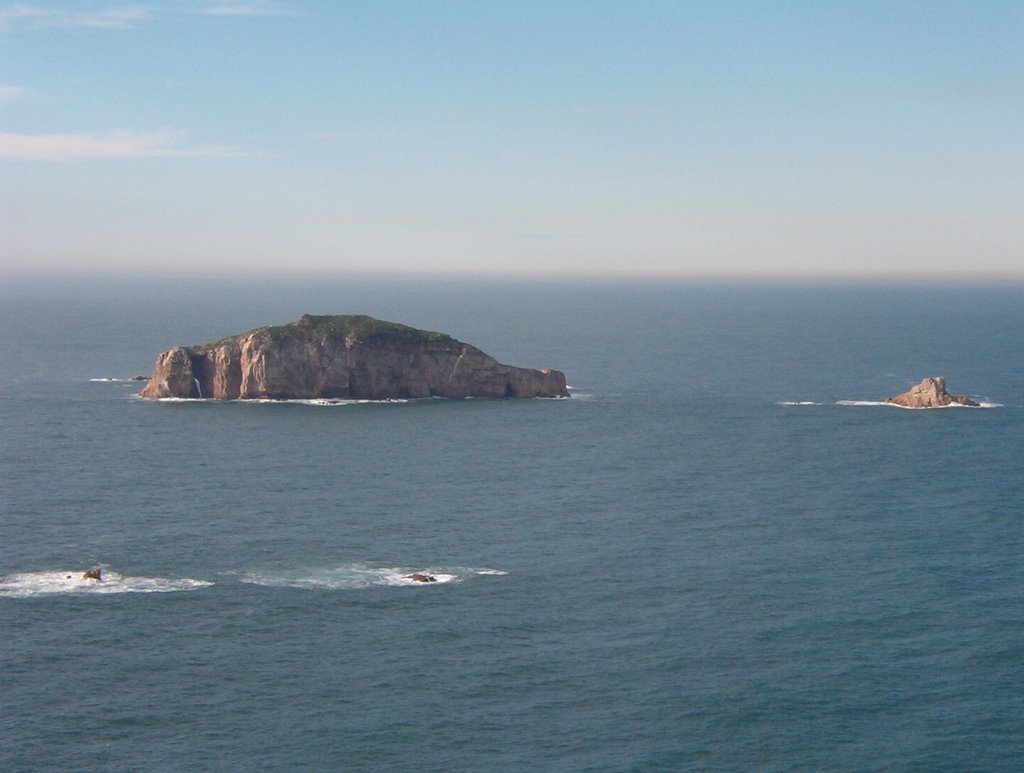 Isla en el Cabu Peñes by Jose Manuel Gonzalez