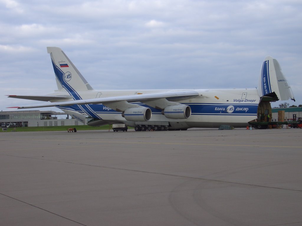 Airport Düsseldorf, AN124 by nayton