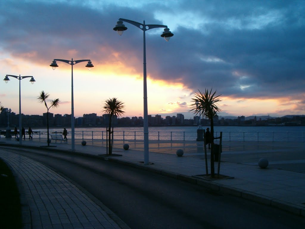 Paseo. Playa de San Lorenzo by ENTRIALGO