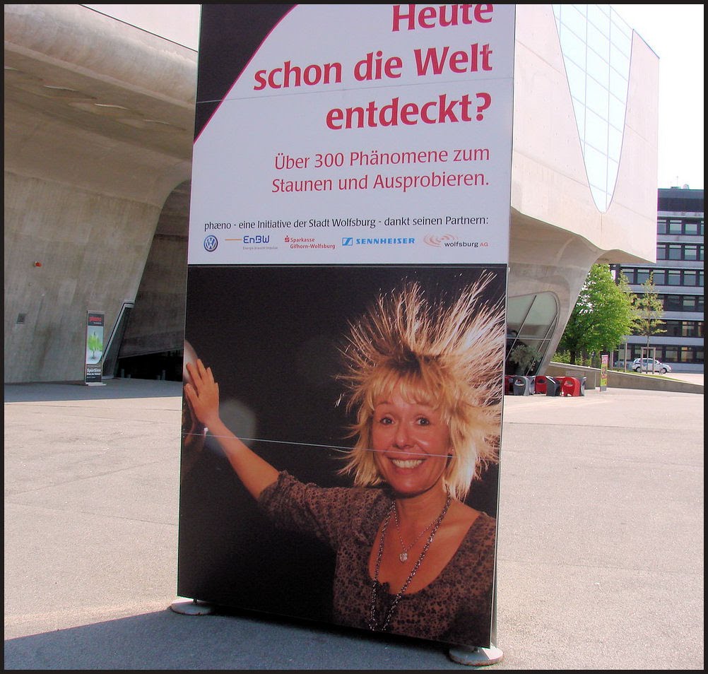 Heute schon die Welt entdeckt? phæno Wolfsburg, Mai 2009 by Dan-Fan