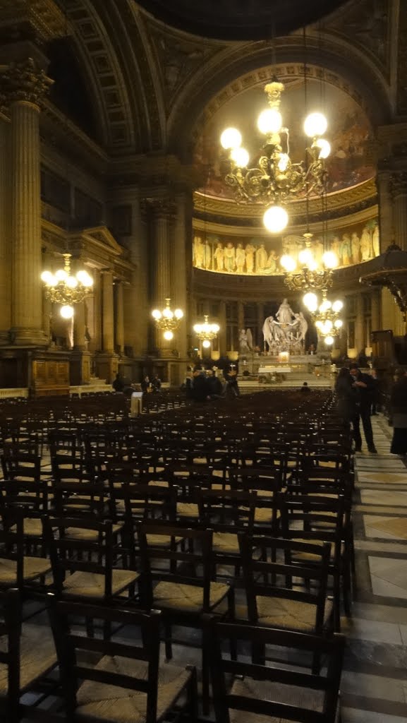 Cadeiras e no fundo o Altar da Eglise de la Madeleine - Paris - França by Paulo Yuji Takarada