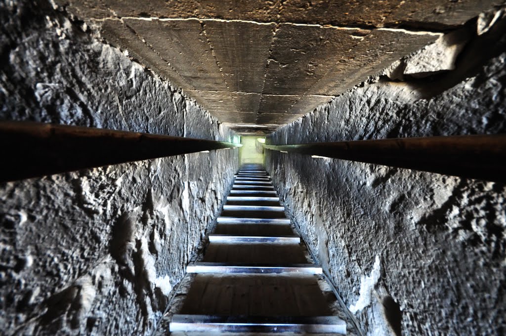 Descending passage in the pyramid of Teti by maiermo