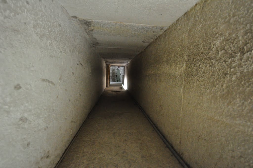 Low-ceilinged corridor to the antechamber by maiermo