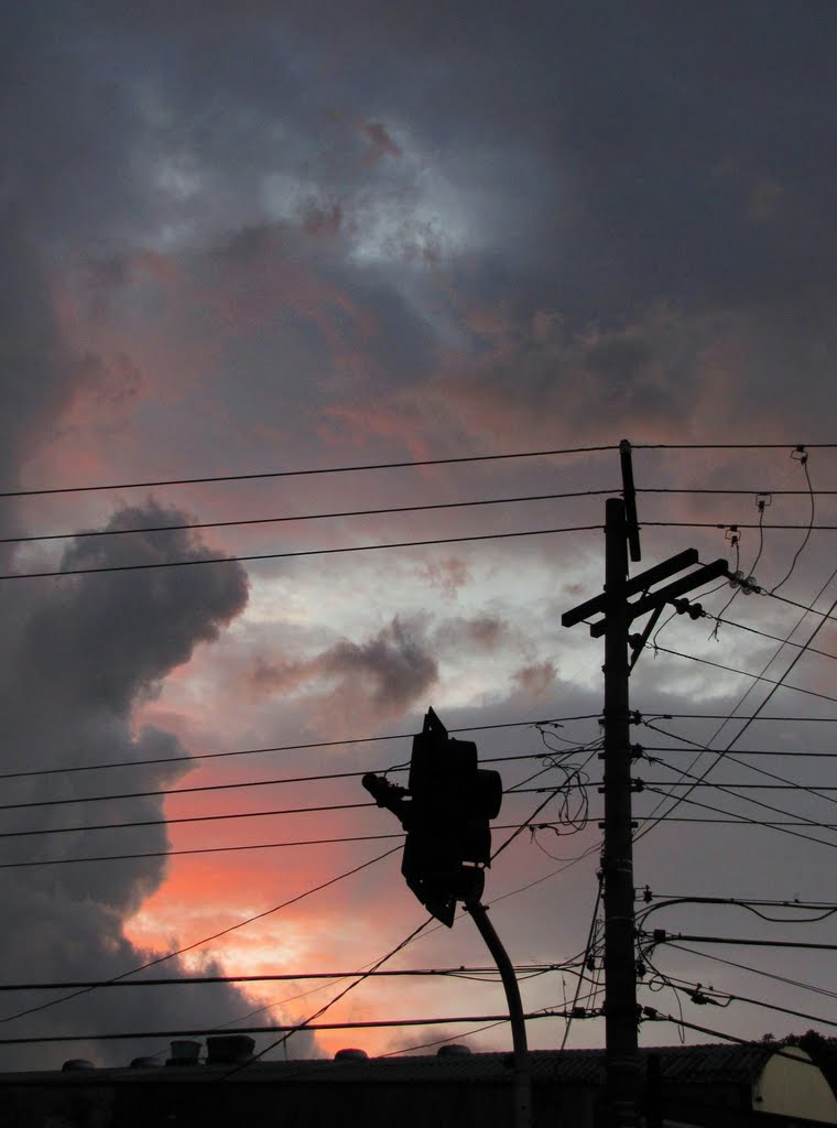 Fim de dia de verão - Guarulhos - R.M. São Paulo, SP, Brasil. by André Bonacin