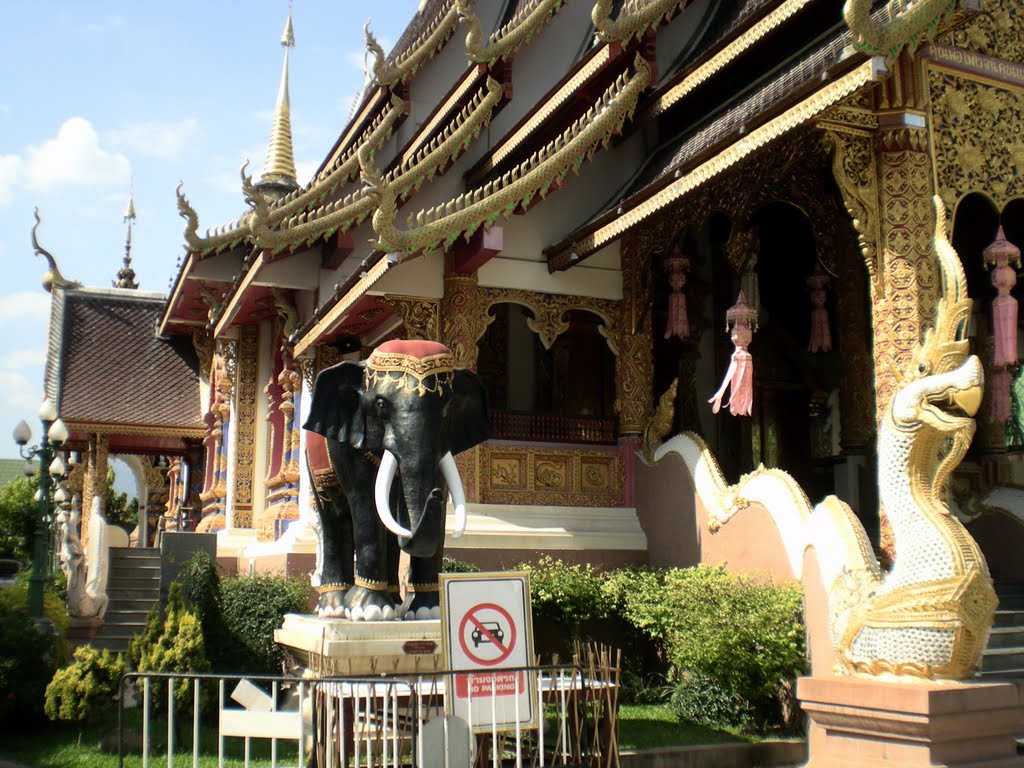 Wat San Muang Ma Luang by Fernando Lemos Crist…