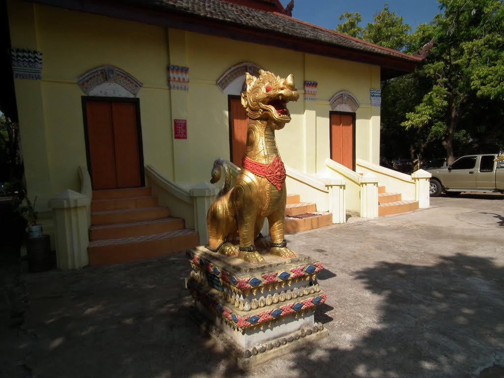 The Lion Guardian at Wat Hua Wiang by pr8ngkiet