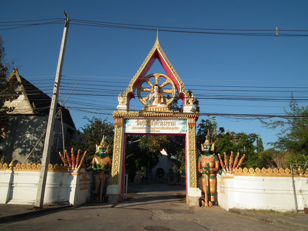 Wat Si Sumang Wararam Gate by pr8ngkiet