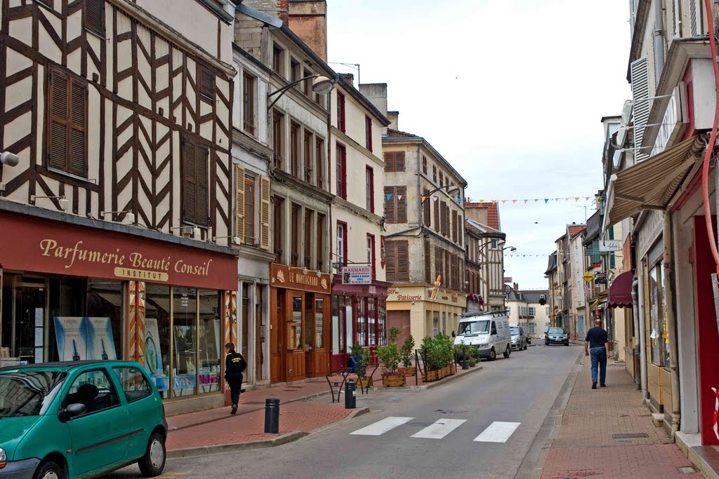 France, Champagne Ardenne, Aube, Bar-sur-Aube, Rue Nationale, Août 2010 by Patrick H M