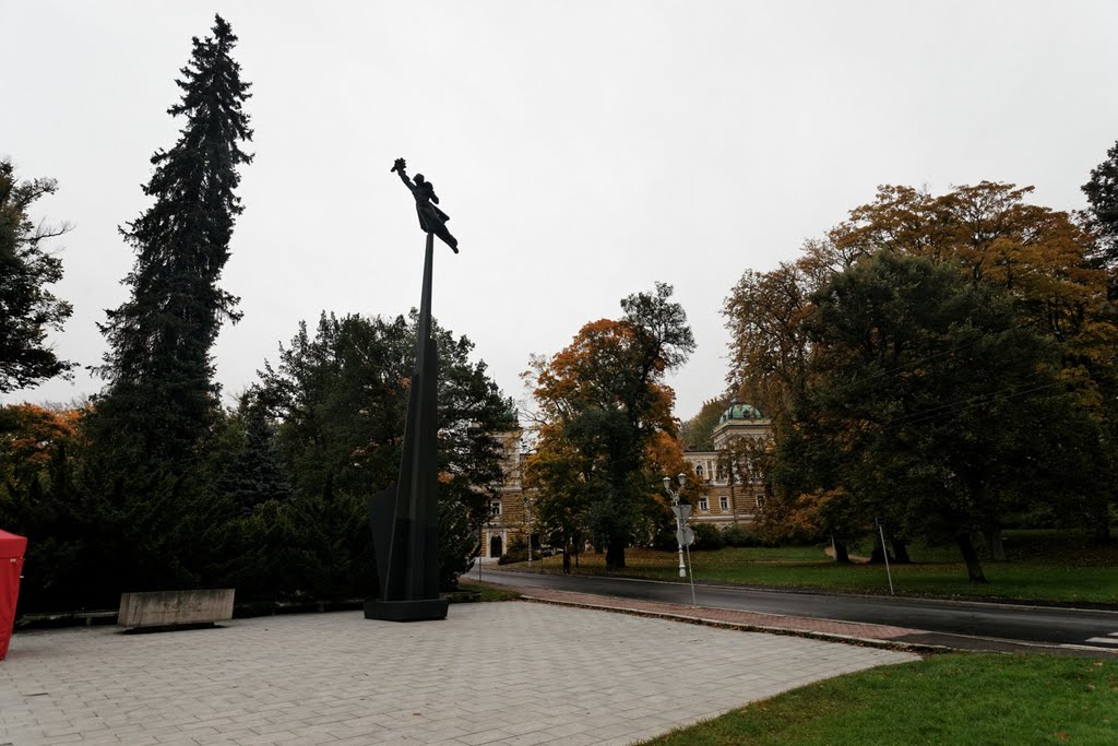 Mariánské Lázně - Masarykova - View East on Památník "vítězství Sovětské armády nad fašismem" \ Memorial of the Soviet Army's Victory over Fascism 1976 by Jan Hánna by txllxt TxllxT