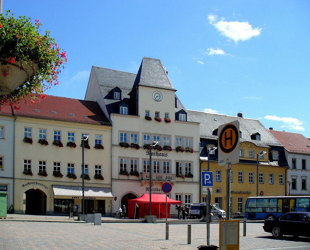 Frankenberg (Sachsen) - Das histor. Rathaus mit Ratskeller von 1863 am Marktplatz (Ostseite) mit anschliessender historischer Apotheke by Thomas Eichler