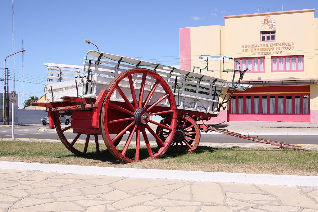 Vieja carreta de carga en Pto. San Julián by Alberto Azparren