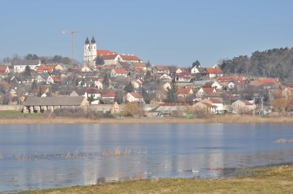 Tihany a Belső tó felől by tillabéla