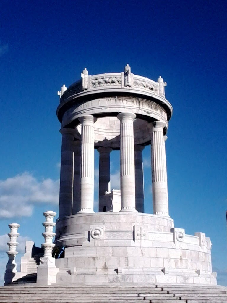 Monumento ai caduti di tutte le guerre by Renato Ribichini