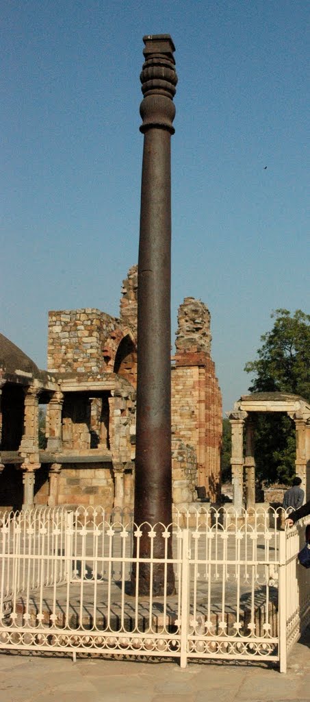 The iron column in the Qutb Minar complex - Delhi by Dario Agalbato